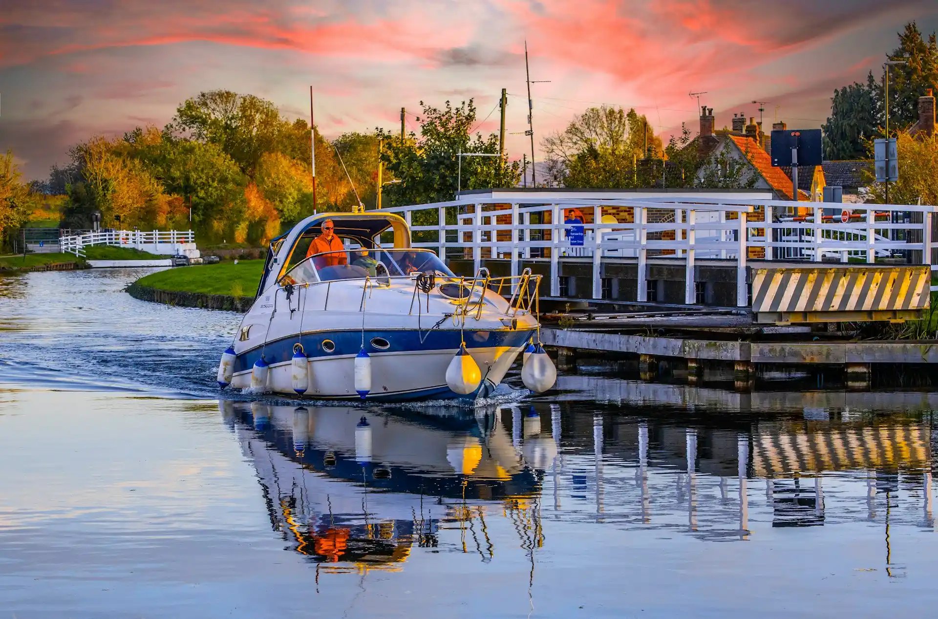 Discover the best locations for houseboats in Florida, lifestyle insights, and practical living tips for an unforgettable floating adventure in the Sunshine State.