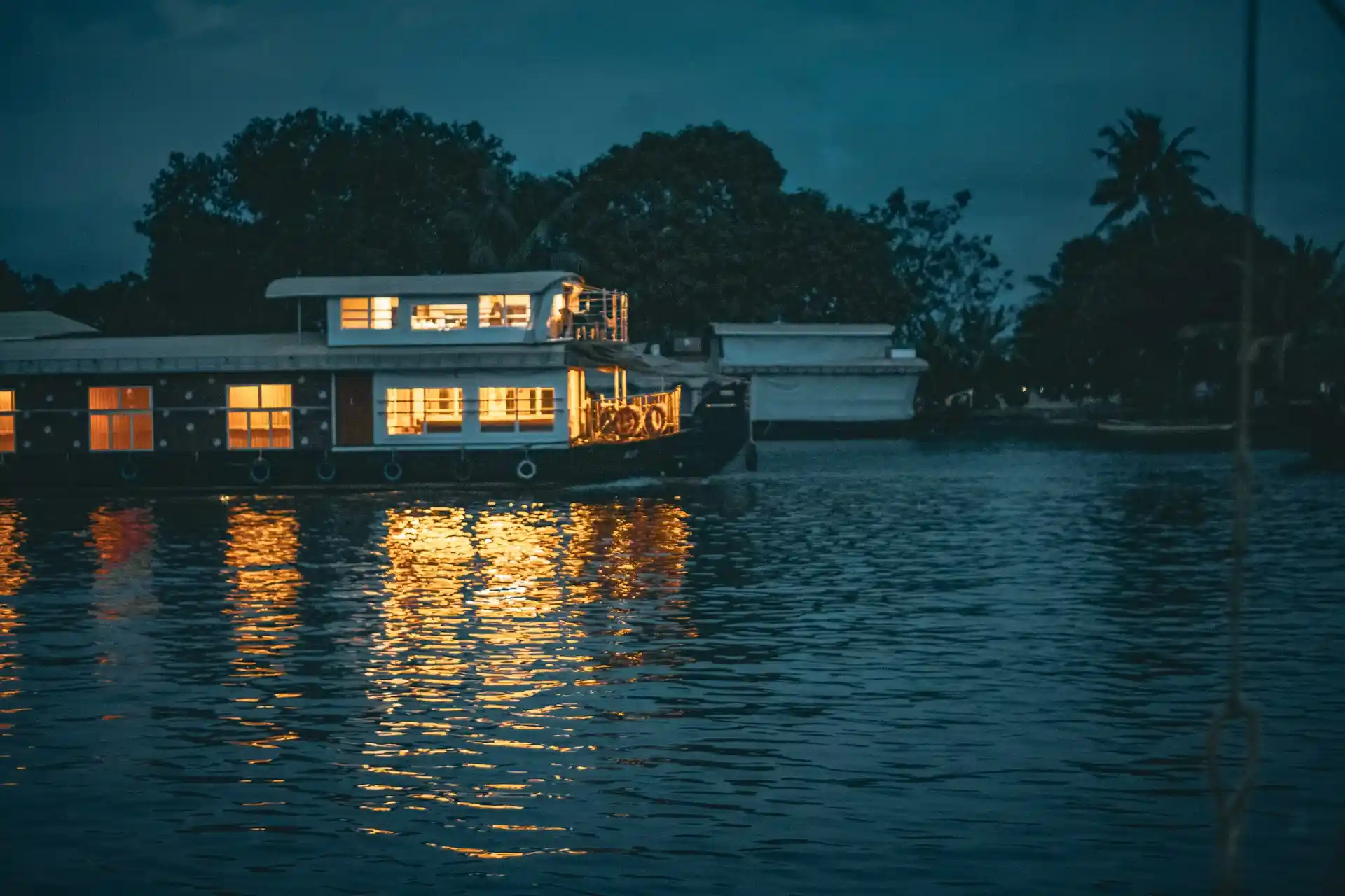 How many days should you spend in Key Largo? Plan 5-7 days for diving, houseboating, and more with Mangrove Marina’s guide to the Florida Keys!